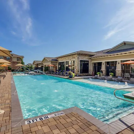 Landing At The Avenues At Carrollton - 1 Bedroom In Northeast Carrollton